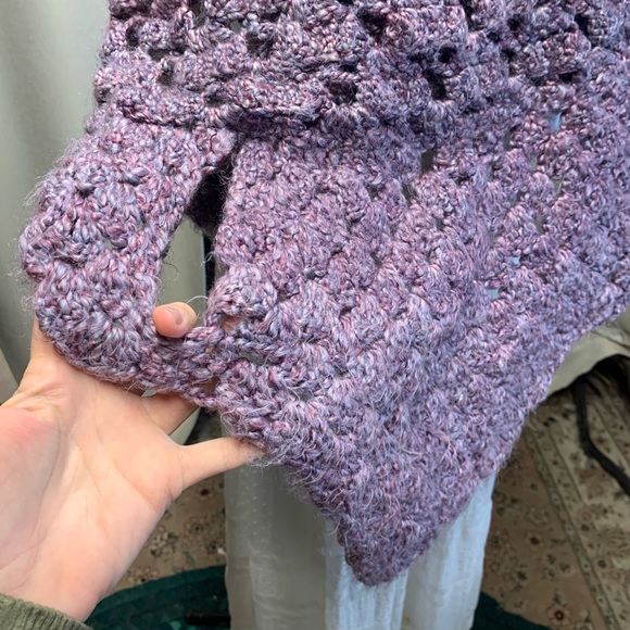 Handmade cape/shawl with generous hood - Picture 4 of 9